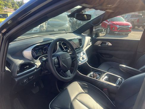 Used 2025 Chrysler Pacifica Limited FWD image 7