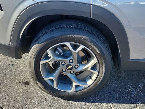 Used 2025 Chevrolet Trax LT w/ LT Convenience Package image 7