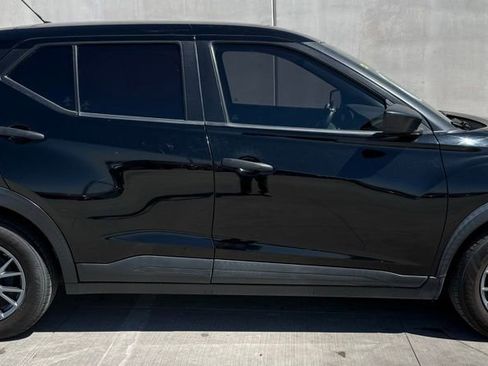 Used 2020 Nissan Kicks S image 4