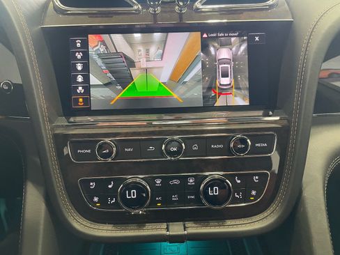 Used 2022 Bentley Bentayga AWD/4WD image 49