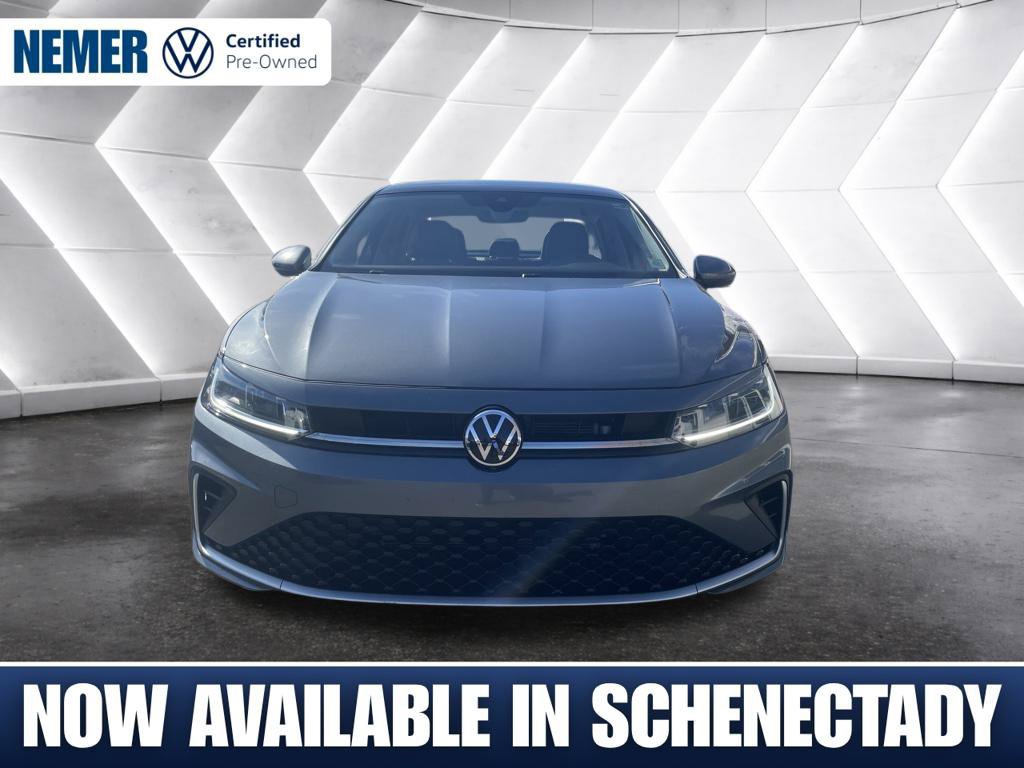 Used 2025 Volkswagen Jetta SE FWD image 9