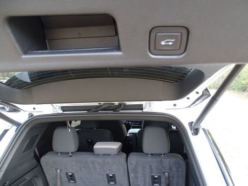 Used 2025 Chevrolet Traverse LT image 11