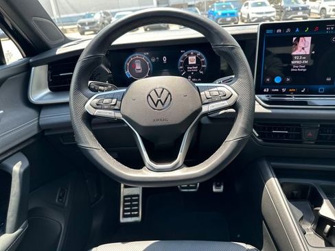 Certified 2025 Volkswagen Tiguan SE R-Line AWD/4WD image 17