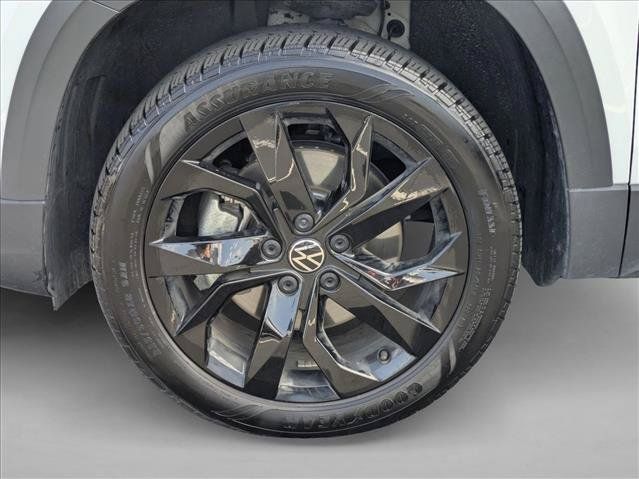 Used 2024 Volkswagen Taos SE w/ Panoramic Sunroof Package FWD image 24