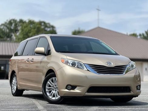 Used 2013 Toyota Sienna XLE w/ Premium Pkg FWD image 3