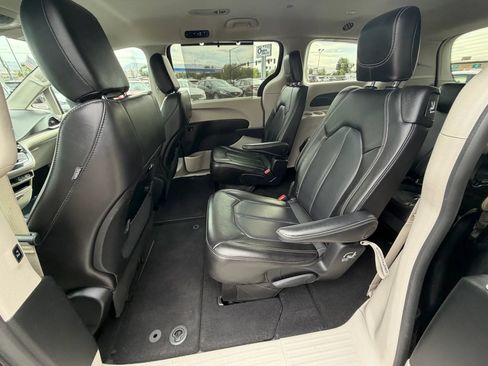Used 2023 Chrysler Pacifica Touring-L FWD image 18