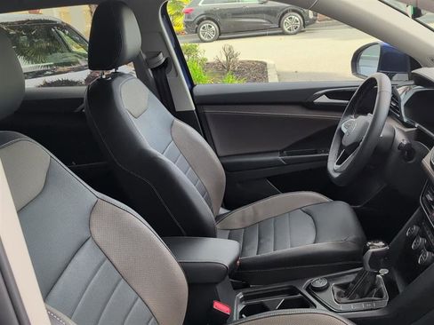 Used 2022 Volkswagen Taos SEL w/ Panoramic Sunroof Package image 12