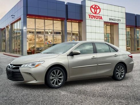 Used 2015 Toyota Camry XLE FWD image 2