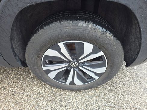 Used 2024 Volkswagen Atlas Cross Sport SE image 28