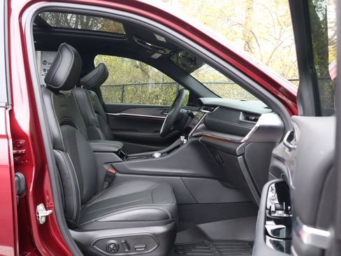 Used 2024 Jeep Grand Cherokee Overland image 39