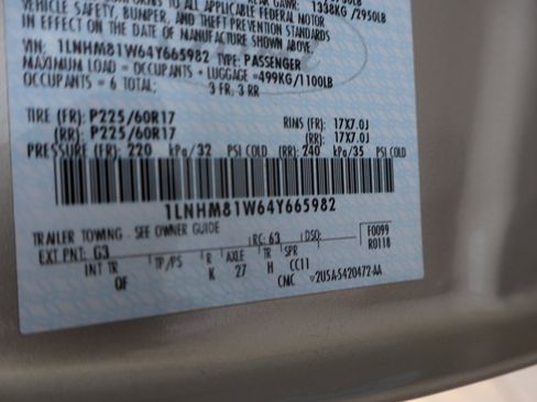 Used 2004 Lincoln Town Car Signature image 27