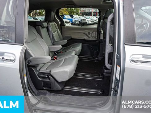 Used 2024 Toyota Sienna XLE image 24