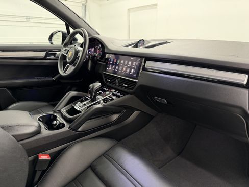 Certified 2023 Porsche Cayenne Platinum Edition image 24