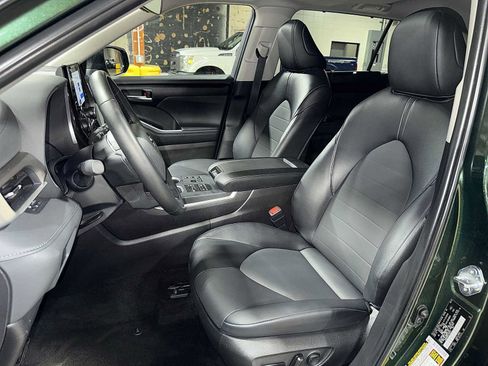 Used 2025 Toyota Highlander XLE AWD/4WD image 15