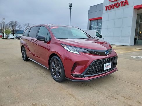 Used 2025 Toyota Sienna XSE FWD image 1