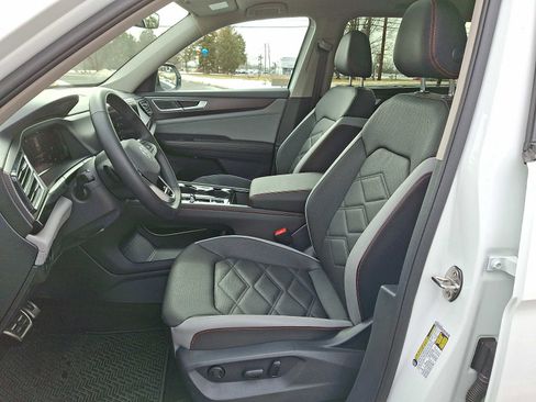 Used 2025 Volkswagen Atlas Peak Edition SE image 11