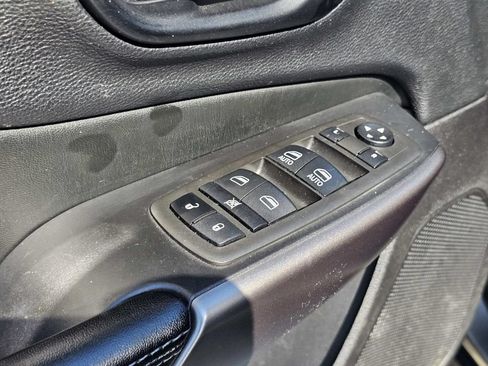 Used 2021 Jeep Cherokee Latitude Plus FWD image 21