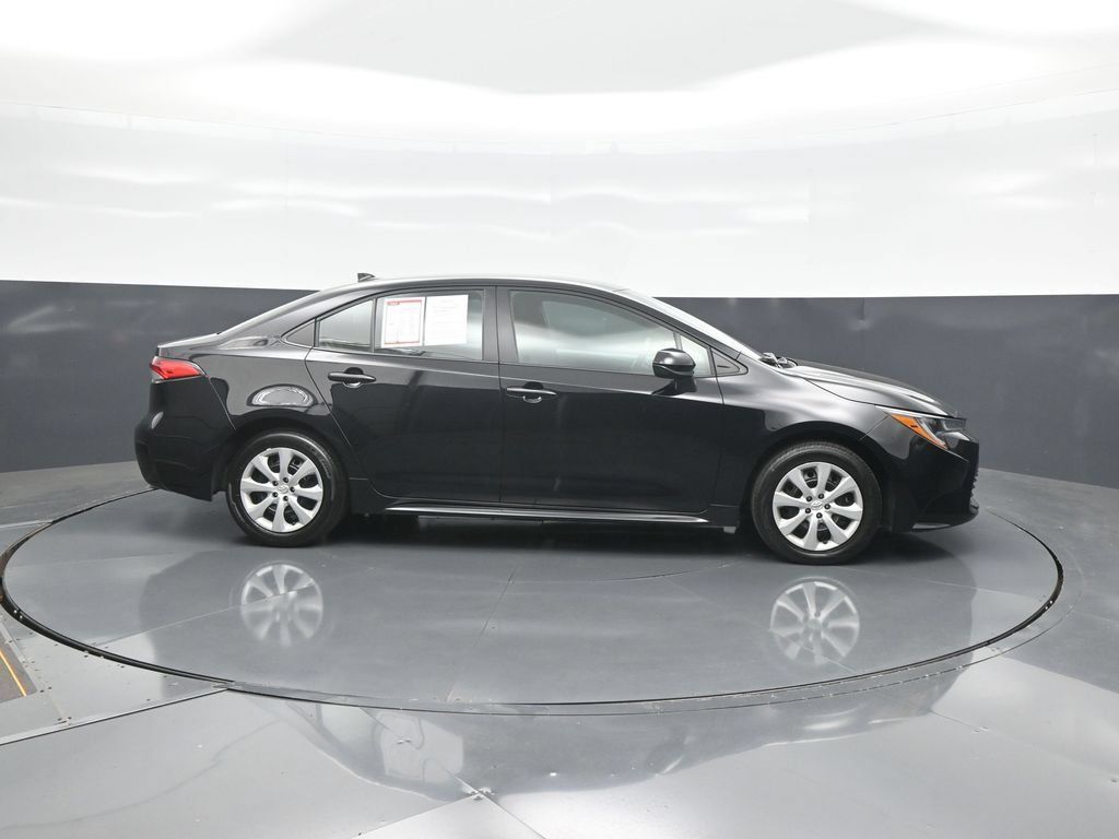 Used 2025 Toyota Corolla LE FWD image 8