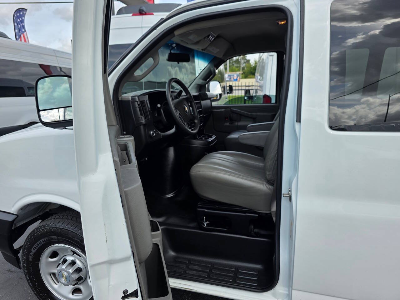 Used 2024 Chevrolet Express 3500 LS RWD image 16