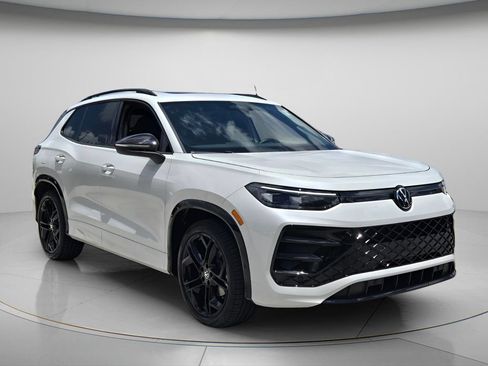 Certified 2025 Volkswagen Tiguan SE R-Line FWD image 9