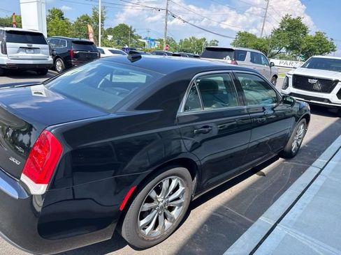 Used 2018 Chrysler 300 Touring L AWD/4WD image 3