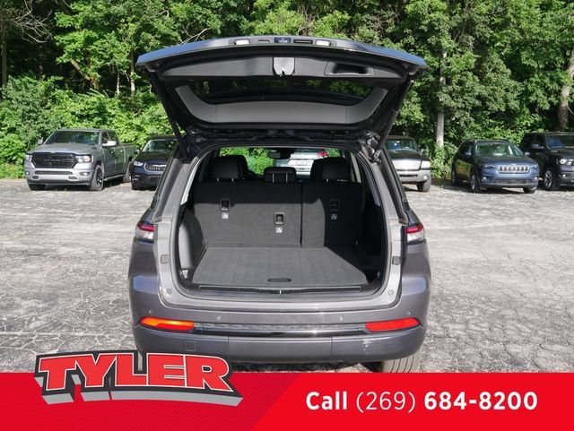 Certified 2024 Jeep Grand Cherokee Limited w/ Black Appearance Package AWD/4WD image 15