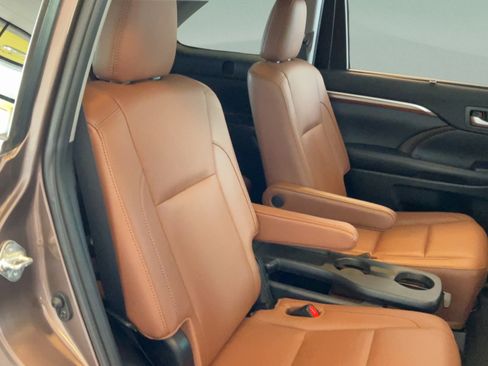 Used 2019 Toyota Highlander Limited Platinum FWD image 39