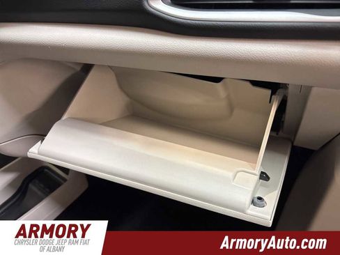 Used 2024 Chrysler Pacifica Touring-L image 41