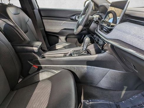 Used 2024 Jeep Compass Latitude image 21