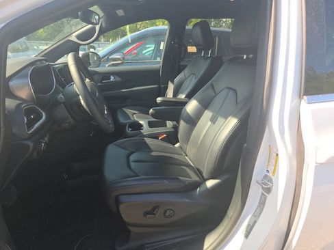 Used 2025 Chrysler Pacifica Select FWD image 3