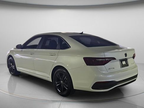 Used 2023 Volkswagen Jetta SE w/ Panoramic Sunroof Package FWD image 8