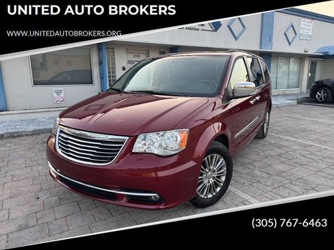 Used 2014 Chrysler Town & Country Touring-L w/ Driver Convenience Group FWD image 1