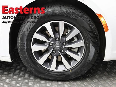 Used 2024 Chrysler Pacifica Select image 30