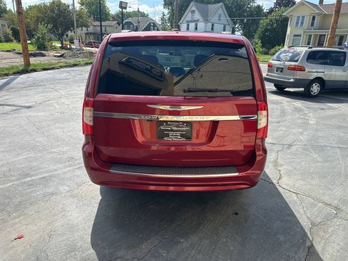 Used 2015 Chrysler Town & Country Touring w/ Driver Convenience Group FWD image 4
