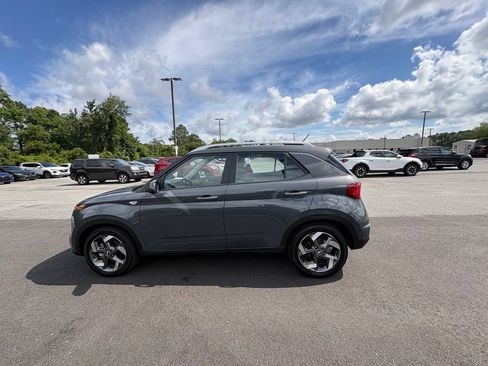 Used 2022 Hyundai Venue Limited FWD image 2