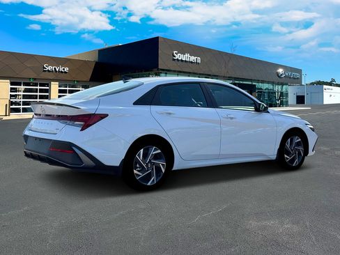 New 2025 Hyundai Elantra SEL FWD image 9