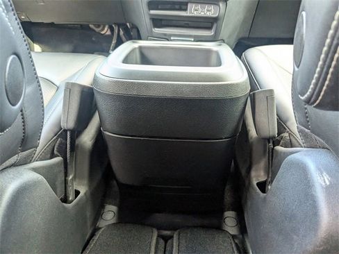 Used 2025 Chrysler Pacifica Select image 15