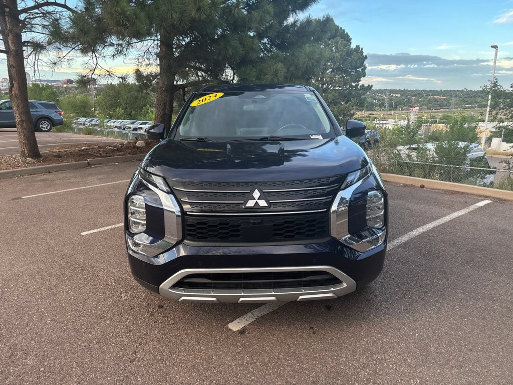 Used 2024 Mitsubishi Outlander FWD image 2