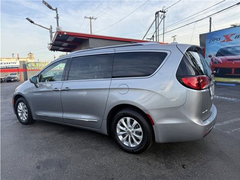 Used 2019 Chrysler Pacifica Touring-L image 56