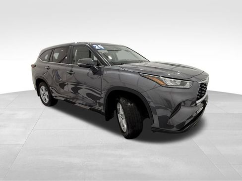 Used 2024 Toyota Highlander LE image 6