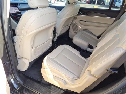 Used 2022 Jeep Grand Cherokee L Limited AWD/4WD image 17
