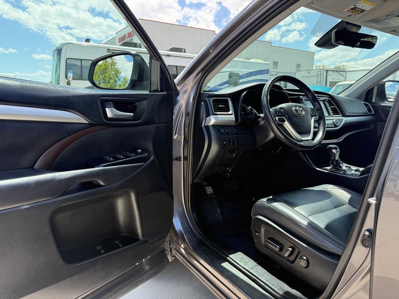 Used 2019 Toyota Highlander XLE AWD/4WD image 18