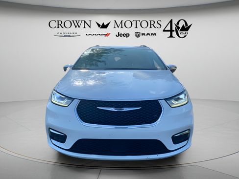 Used 2023 Chrysler Pacifica Limited w/ Trailer Tow Group FWD image 8