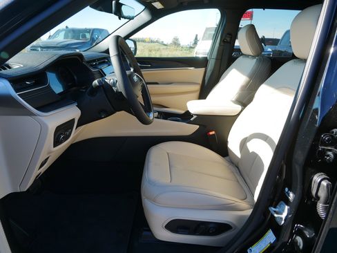 New 2025 Jeep Grand Cherokee Limited w/ Luxury Tech Group II image 6