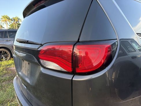 Used 2018 Chrysler Pacifica Touring-L FWD image 10