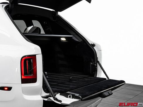 Used 2020 Rolls-Royce Cullinan Black Badge image 17