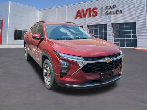 Used 2025 Chevrolet Trax LT w/ LT Convenience Package FWD image 3