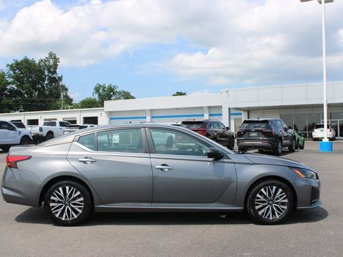 Used 2024 Nissan Altima 2.5 SV FWD image 11