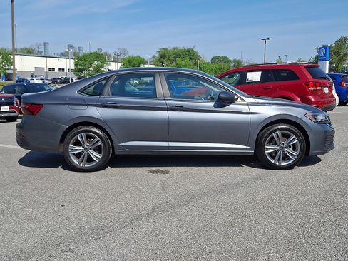 Used 2024 Volkswagen Jetta SE FWD image 7