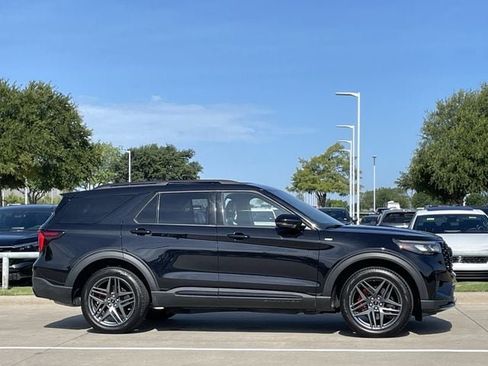 Used 2025 Ford Explorer ST-Line w/ ST-Line Street Pack AWD/4WD image 3